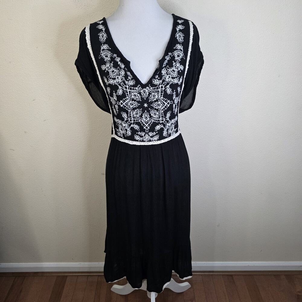 Bila Women's Dress Size Large Tie Back Embroidered Rayon Sleeveless Crochet Trim